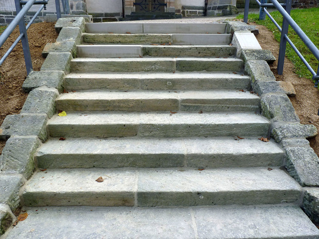 Fertigstellung der Treppe und der Pflasterarbeiten (Foto: Karl-Franz Thiede)